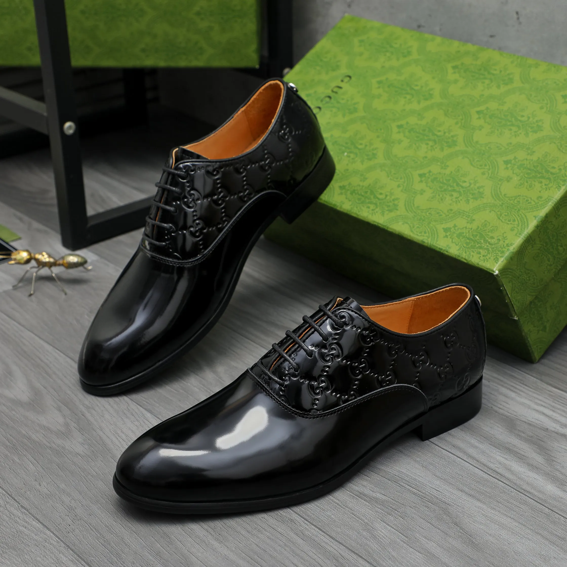 Men's shoes 💰p500 Product trademark: GUCCI "Gucci" business lace-up leather shoes Regular size: 38-46 (38.45.46 is custom-made and non-returnable) Product materials: Selected pearlescent cowhide stitching embossed cowhide upper, cowhide lining, original rubber outsole